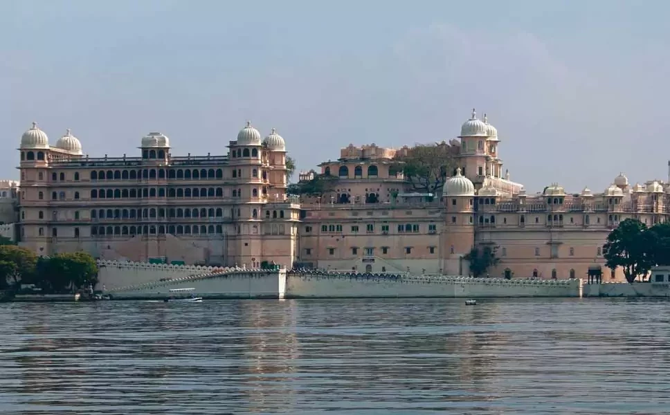 city palace udaipur lake